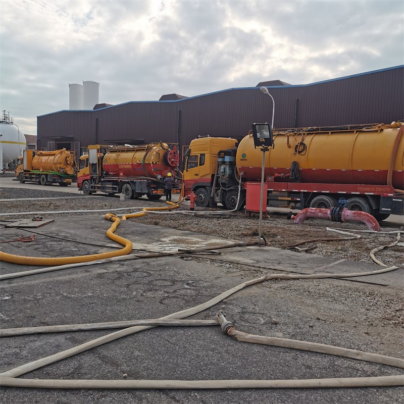 三角镇污水池清理