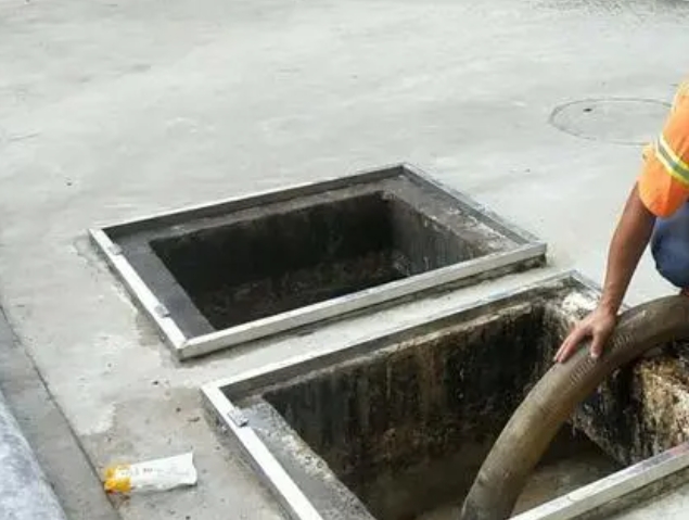 三角镇化粪池清理