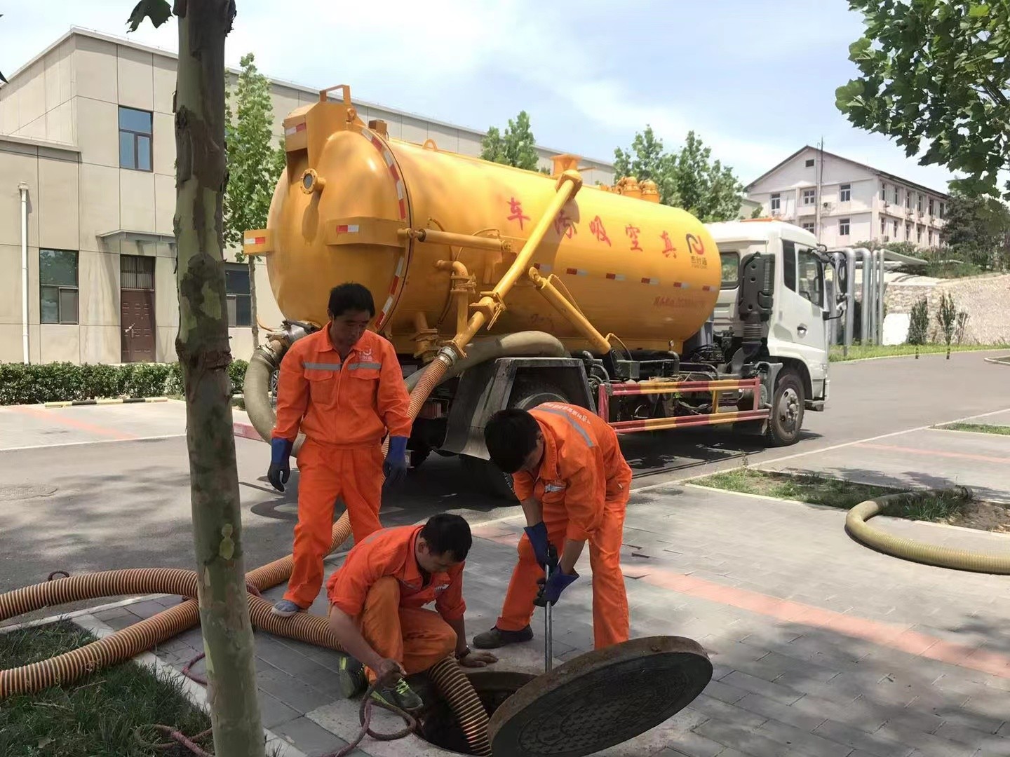 三角镇管道疏通车停在窨井附近