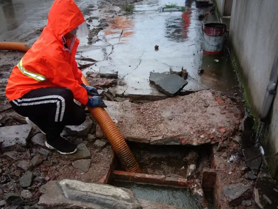 三角镇专业清理污水池 炜誉市政以规范流程守护城市 “肠道”